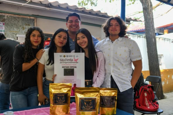 Los estudiantes del 2o. semestre de la Licenciatura de Medicina Veterinaria y Zootecnia de la Escuela de Estudios Agropecuarios Mezcalapa. Participaron en la 6a. Feria del Emprendimiento HUMANIDADES ROSA